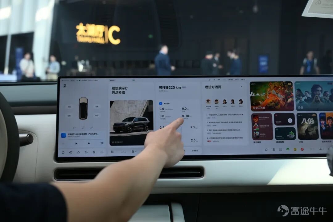 記者 花子健 編輯 高宇雷 在汽車領域，高通驍龍憑藉Snapdragon Cockpit、Snapdragon Ride和Snapdragon Ride Flex佈局了智能座艙、輔助駕駛和艙駕融合三個和智能化息息相關的領域。 在智能座艙，高通驍龍已經成爲當之無愧的核心。高通執行副總裁兼汽車、工業及嵌入式物聯網與機器人事業群總經理Nakul Duggal在無錫舉行的2026高通汽車技術與合作峰會上透露，迄今爲止，驍龍座艙平台已經賦能全球超過7500萬輛汽車。 驍龍在智能座艙的領先優勢還在繼續擴大，最新一代驍龍座艙平台至尊版已經獲得18款車型定點，10款已經或正在量產中。基於這一優勢，隨着艙駕融合成爲今年的主流技術趨勢，高通希望藉此在智能駕駛領域給英偉達、華爲和地平線製造競爭壓力——這三家在中國輔助駕駛芯片的市場佔有率分列前三名。 但市場仍然有巨大的增長空間。含有城市NOA（導航輔助駕駛）功能是高級別輔助駕駛系統的主要標誌之一，中國汽車工業協會的統計數據顯示，2025年乘用車城市NOA功能的搭載量超過了300萬輛，但滲透率佔乘用...