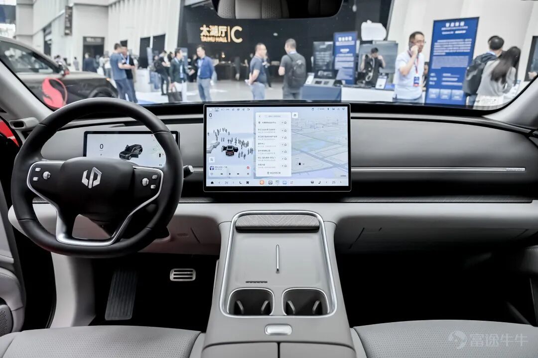 記者 花子健 編輯 高宇雷 在汽車領域，高通驍龍憑藉Snapdragon Cockpit、Snapdragon Ride和Snapdragon Ride Flex佈局了智能座艙、輔助駕駛和艙駕融合三個和智能化息息相關的領域。 在智能座艙，高通驍龍已經成爲當之無愧的核心。高通執行副總裁兼汽車、工業及嵌入式物聯網與機器人事業群總經理Nakul Duggal在無錫舉行的2026高通汽車技術與合作峰會上透露，迄今爲止，驍龍座艙平台已經賦能全球超過7500萬輛汽車。 驍龍在智能座艙的領先優勢還在繼續擴大，最新一代驍龍座艙平台至尊版已經獲得18款車型定點，10款已經或正在量產中。基於這一優勢，隨着艙駕融合成爲今年的主流技術趨勢，高通希望藉此在智能駕駛領域給英偉達、華爲和地平線製造競爭壓力——這三家在中國輔助駕駛芯片的市場佔有率分列前三名。 但市場仍然有巨大的增長空間。含有城市NOA（導航輔助駕駛）功能是高級別輔助駕駛系統的主要標誌之一，中國汽車工業協會的統計數據顯示，2025年乘用車城市NOA功能的搭載量超過了300萬輛，但滲透率佔乘用...