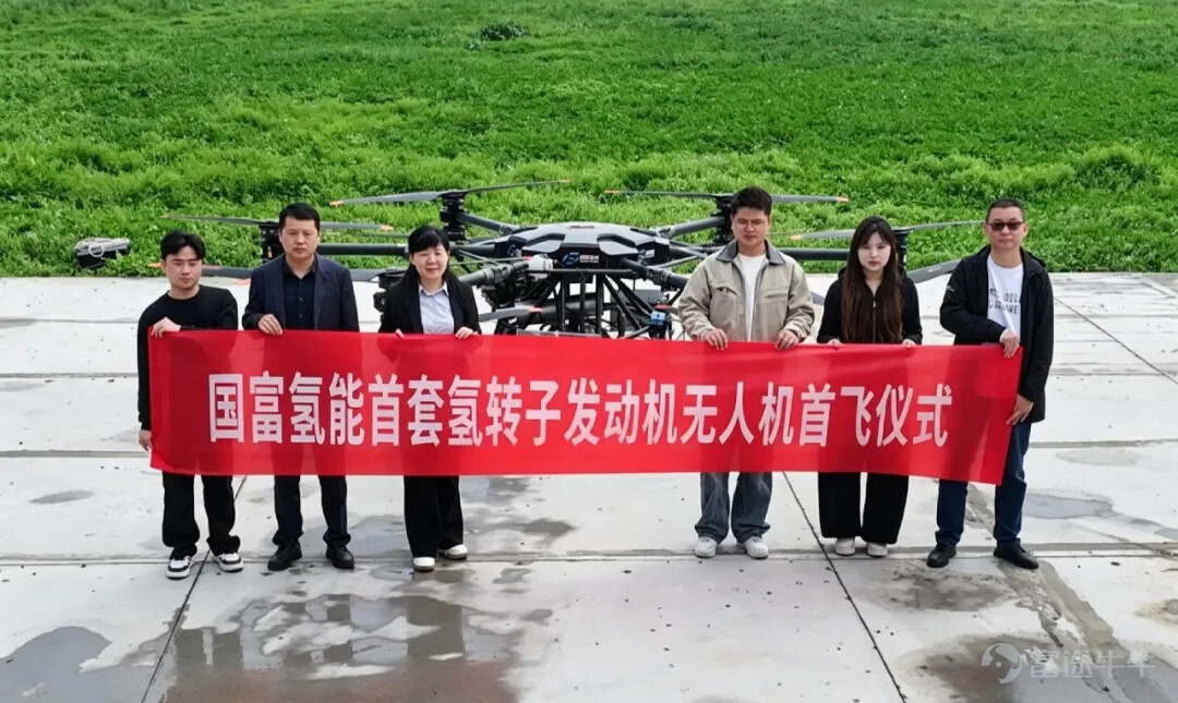 港股市場波動中，一家公司的戰略抉擇，往往是打破估值桎梏的關鍵。 4月27日，國富氫能（2582.HK） $國富氫能 (02582.HK)$ 宣佈認購美股上市公司U Power Limited約8.5%股本。這一看似尋常的股權投資，實則是打開東南亞市場的「金鑰匙」。 U Power Limited的業務是運用其專有的 UOTTATM 電動車（EV）電池更換技術，其核心股東背景正是泰國商業巨擘——正大集團的核心成員家族。這是一次「明牌」式深度綁定。 緊隨資本動作之後，產業落地的靴子隨即落地：國富氫能同步宣佈，已與正大家族核心成員的家族基金旗下控股公司達成深度合資合作，將正式設立合資公司。雙方將攜手開啓東南亞AI數據中心供電產品與氫能裝備設施的佈局新徵程。 更值得玩味的是，正大集團資深董事長謝展先生，將親自出任該合資公司的法人代表及董事長。大佬親自掛帥，意味着該項目已被列入集團最高戰略優先級。 這並非簡單的業務合作，而是基於「電力短缺」與「綠色算力」痛點的深度綁定，更標誌着國富氫能從傳統「制儲運加」設備商，正式邁入高增長的“數字...