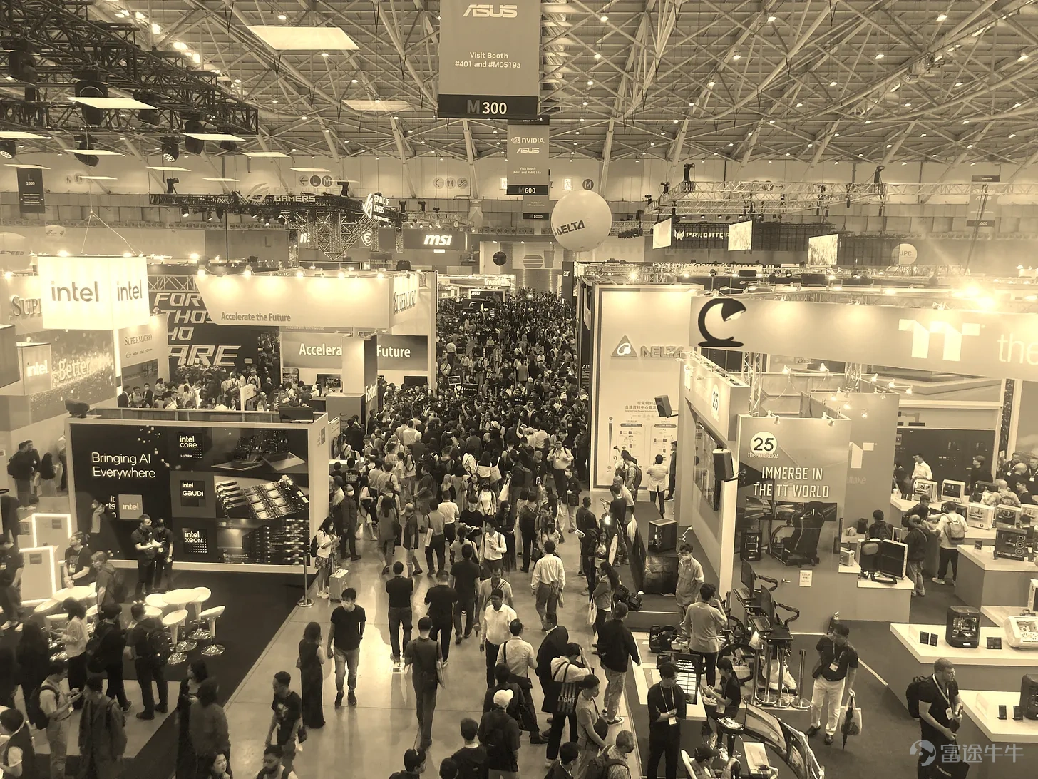 作者:Tim Culpan 編譯:深潮 TechFlow 深潮導讀:今年 Computex 吸引了史上最多海外科技 CEO,但他們不是來走秀的。這篇文章揭示了一個被忽視的真相:決定芯片廠商命運的不是品牌商 Dell、HP,而是中國臺灣那些做模組、散熱、組裝的供應鏈工程師。理解這套自下而上的權力結構,是理解科技行業真實運作邏輯的關鍵。 臺北晚上好,Computex 臺北電腦展明天(6 月 2 日週二)開幕,這場年度展會比以往任何時候都更火爆。 最近有人問我今年 Computex 有什麼不同,爲什麼突然這麼熱門。答案是:沒什麼不同。我從 2000 年起每年都參加,展會本身幾乎沒變過。 近年來變化的是,世界重新發現了對計算機的興趣,同時突然意識到臺灣主導着這個行業。今年服務器——那些裝在又大又無聊的黑盒子裏的巨型計算機——以史無前例的方式成爲大衆話題和文化討論的一部分。 這是我爲 Computex 準備的指南,教你如何高效參會,以及如何理解這場全球最重要展會背後真正發生的事。 Computex 的起源故事就寫在名字裏,...
