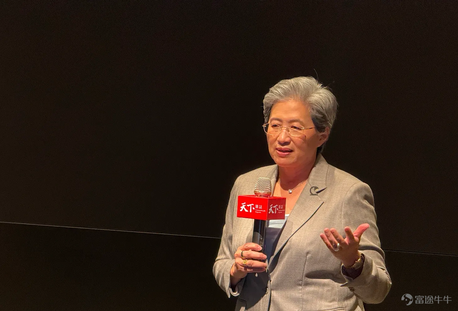 作者:Tim Culpan 編譯:深潮 TechFlow 深潮導讀:今年 Computex 吸引了史上最多海外科技 CEO,但他們不是來走秀的。這篇文章揭示了一個被忽視的真相:決定芯片廠商命運的不是品牌商 Dell、HP,而是中國臺灣那些做模組、散熱、組裝的供應鏈工程師。理解這套自下而上的權力結構,是理解科技行業真實運作邏輯的關鍵。 臺北晚上好,Computex 臺北電腦展明天(6 月 2 日週二)開幕,這場年度展會比以往任何時候都更火爆。 最近有人問我今年 Computex 有什麼不同,爲什麼突然這麼熱門。答案是:沒什麼不同。我從 2000 年起每年都參加,展會本身幾乎沒變過。 近年來變化的是,世界重新發現了對計算機的興趣,同時突然意識到臺灣主導着這個行業。今年服務器——那些裝在又大又無聊的黑盒子裏的巨型計算機——以史無前例的方式成爲大衆話題和文化討論的一部分。 這是我爲 Computex 準備的指南,教你如何高效參會,以及如何理解這場全球最重要展會背後真正發生的事。 Computex 的起源故事就寫在名字裏,...