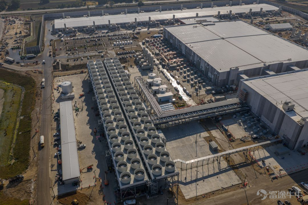 科技巨頭們正化身為AI基建狂魔，加碼投入數據中心建設。 $微軟 (MSFT.US)$ 週四公布，公司在美國威斯康星州斥資33億美元建設的「全球最強大AI數據中心」將于2026年初投入使用，計劃再投入40億美元，在同一州建設第二座同等規模的數據中心，在該州的總投資額超過70億美元。 微軟總裁Brad Smith表示，該數據中心集成了最先進的英偉達GPU、強大的網絡連接和系統架構，使其能夠訓練比以往更先進的AI模型。CEO Satya Nadella稱，Fairwater的性能將達到目前全球最快超級計算機的10倍。 無獨有偶，馬斯克「巨硬計劃」新動作也正式曝光：6個月從0建起算力集群，已完成200MW供電規模，足以支持11萬台英偉達GB200 GPU NVL72。僅用6個時間，完成了OpenAI和甲骨文等合作花費15個月完成的工作，再次創造紀錄。 巨硬已經成為馬斯克商業版圖中的關鍵一環，其中Colossus II算力集群正是與巨硬計劃有關。按照規劃，Colossus II第一階段將部署11萬個英偉達GB200 GPU，最...