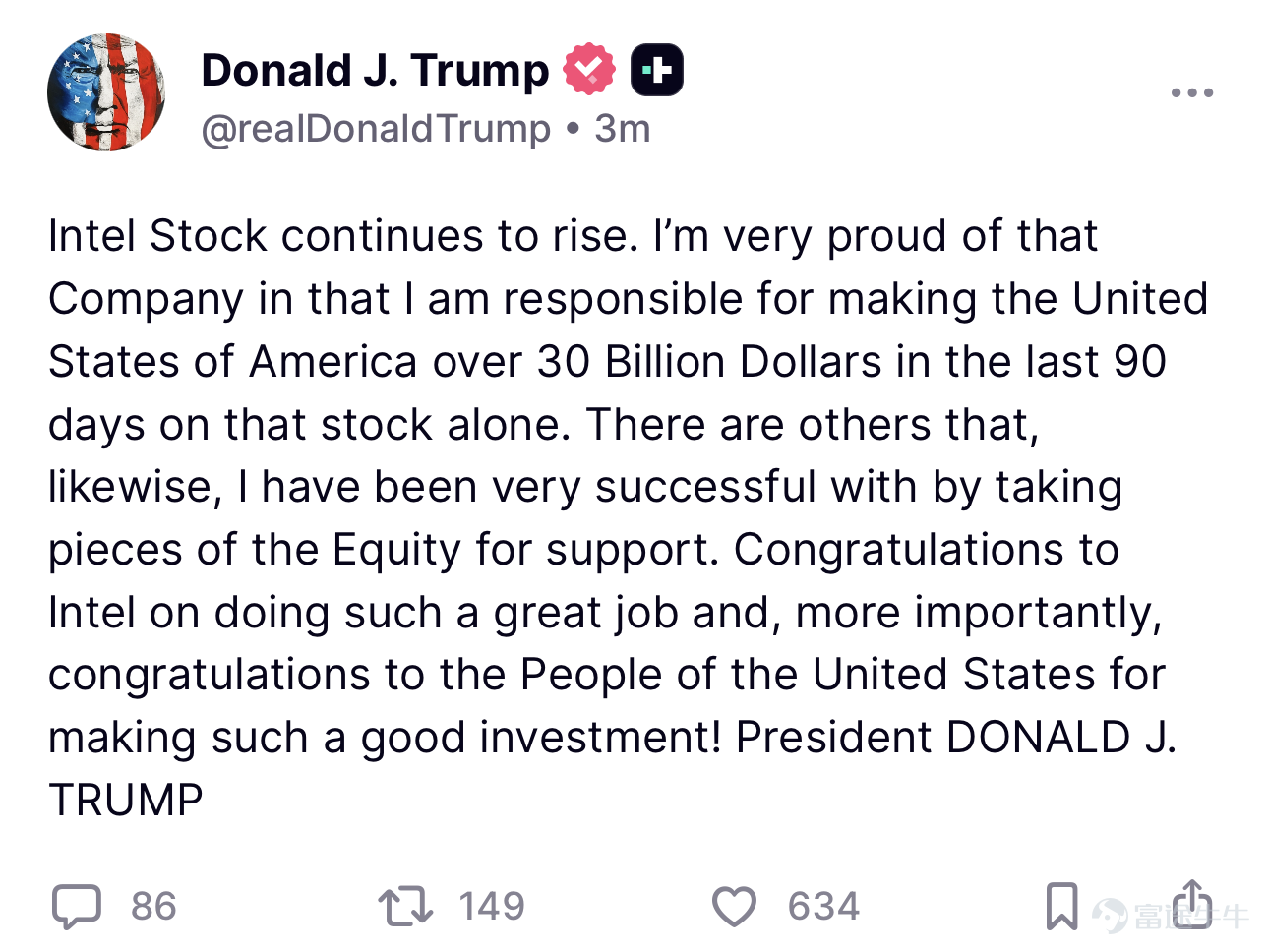 等待了整整26年， $英特爾 (INTC.US)$ 的投資者終於迎來了歷史性的一刻。 本月，伴隨全球AI基礎設施建設的狂熱浪潮，英特爾累計升逾100%，股價也重新突破2000年互聯網泡沫時期的歷史高點。這不僅是科技股的一大里程碑，更是一場由地緣政治、AI狂潮與昔日對手結盟所完美交織的資本盛宴。 甚至連特朗普都親自發文背書，盛讚英特爾表現出色，並強調過去90天內，光靠這檔股票就為美國創造了高達300億美元的驚人收益。 究竟是什麼底層邏輯驅動了英特爾的史詩級大反轉？順著這條主線，我們還能挖掘到哪些值得提前佈局的獲利機會？ 為何英特爾迎來史詩級大反轉？ 英特爾這場被資本市場津津樂道的「翻身仗」，背後實則是政策面、基本面與業務面的「三重共振」： 一、 戴維斯雙擊：特朗普的政策護航與英偉達的戰略押注 $英特爾 (INTC.US)$ 這輪強勢反彈的首要底氣，源於美國「科技主權回流」的宏大敘事。特朗普的公開狂讚不僅是情緒的催化，更意味著實打實的政策紅利與補貼護城河，讓英特爾成為本輪交易中最具戰略意義的旗艦標的。 回顧特朗普政府的投資，當時...