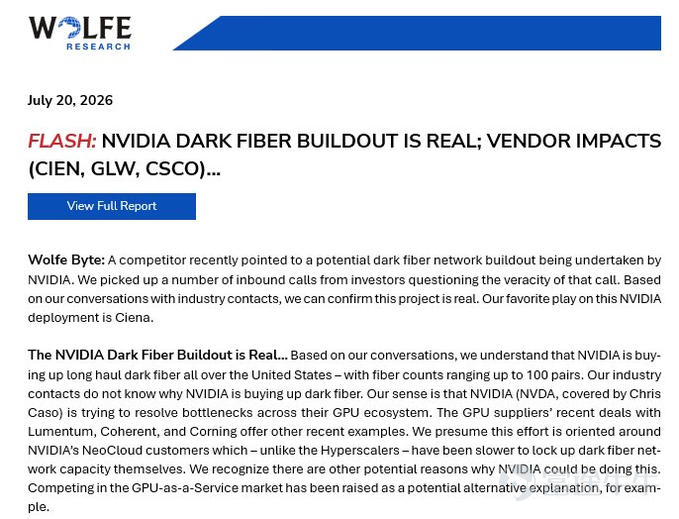 2026年7月20日，Wolfe Research的一份報告引發市場關注。 報告指出， $英偉達 (NVDA.US)$ 正在全美范圍內秘密推進一個與芯片無關、卻可能比任何一款GPU都更具戰略防御價值的項目：在全美范圍收購已鋪設但從未激活的暗光纖，自建電信級網絡基礎設施。先前Needham曾估算，英偉達規劃中的通訊網路未來三年投資金額可能達到50億—100億美元。 Wolfe Research 將此佈局定性為英偉達「應對 ASIC崛起的終極保險策略」。在大客戶自研晶片不斷蠶食 GPU 市佔率的背景下，英偉達正試圖將競爭維度從「誰的晶片算得更快」延伸至「誰能把算力最快送到客戶手裡」——透過控制物理傳輸層，在硬件之外開闢第二道護城河。 儘管此計畫尚未得到英偉達官方的完整確認，具體的網路投資規模、線路與供應商份額仍屬產業調查階段，但這絕非孤立傳聞。英偉達近期已推出用於跨數據中心連接的 Spectrum-XGS，並在官方指南中明確探討暗光纖、DWDM 及 ZR4 相干光模組的部署；2026年5月，更與康寧簽訂長期合約，大幅擴充美國光纖及光...