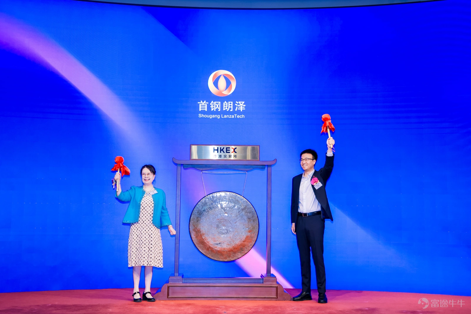 On June 3, 2026, Beijing Shougang Langze Technology Co., Ltd. ("Shougang Langze," stock code: $SHOUGANG LANZA (02553.HK)$ ) officially listed on the Main Board of the Hong Kong Stock Exchange, marking the company's official entry into a new phase of development driven by a global capital platform. In this global offering, Futu acted as joint bookrunner and joint lead manager, partnering with Yuexiu Capital, Yuexiu Securities, Mango Finance, CCB International, and Minsheng Capital, among other institutions, to form a robust underwriting syndicate. Leveraging its advanced trading platform and diverse investor ecosystem, Futu played a pivotal role in matching the company with a vast pool of institutional and retail investors, thereby strengthening its global investor base and enhancing secondary market liquidity. According to the prospectus and related announcements, the global offering comprised 40 million H-shares, priced at HK$14.60 per share, raising net proceeds of approximately HK$486 million. No cornerstone investor allocation was disclosed for this IPO, while the international tranche attracted subscriptions from 97 professional institutional and individual investors, underscoring strong global investor confidence in the synthetic biology CCUS sector and the company’s industrial capabilities. According to Frost & Sullivan data, based on 2025 revenue, Shougang Langze holds a 58.4% market share globally in the synthetic biology-based CCUS segment...