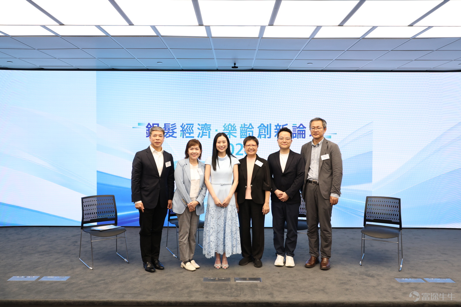 2026年5月28日,由富途信託全力贊助的「銀髮經濟·樂齡創新論壇2026」,在香港生產力促進局會議廳圓滿舉行。本次論壇以「智慧向善·共創未來」為主題,匯聚了來自政府、醫療、金融、法律、科技及社福界的頂尖領袖,共同探討如何透過跨界協作,建構一個更具包容性、可持續性的銀髮新生態。活動吸引近二百名業界人士現場參與,並同步進行線上直播,場面盛大。 論壇開幕儀式上,全國政協常委及行政會議成員高永文醫生, GBS, JP 及 富途信託行政總裁林偉彬先生 分別致辭。高永文醫生從國家「十五規劃」大力發展銀髮經濟的戰略高度出發,深入剖析了香港在社會保障、醫療服務標準及大灣區跨境養老協作上的挑戰與機遇,並提出了多項具前瞻性的政策倡議,包括統一跨境服務標準認證及建立一站式康養示範區。 林偉彬先生則發表了題為《科技向善,信託賦能:構建長壽時代的財富安全網》的主題演講,他指出,面對香港日益嚴峻的人口老化趨勢,傳統高門檻的信託服務必須透過金融科技實現普惠化。「我們希望讓中產家庭也能運用信託這一工具,提前為晚年生活建構一道財務防火牆,實現資產保全、失能照護與財富...