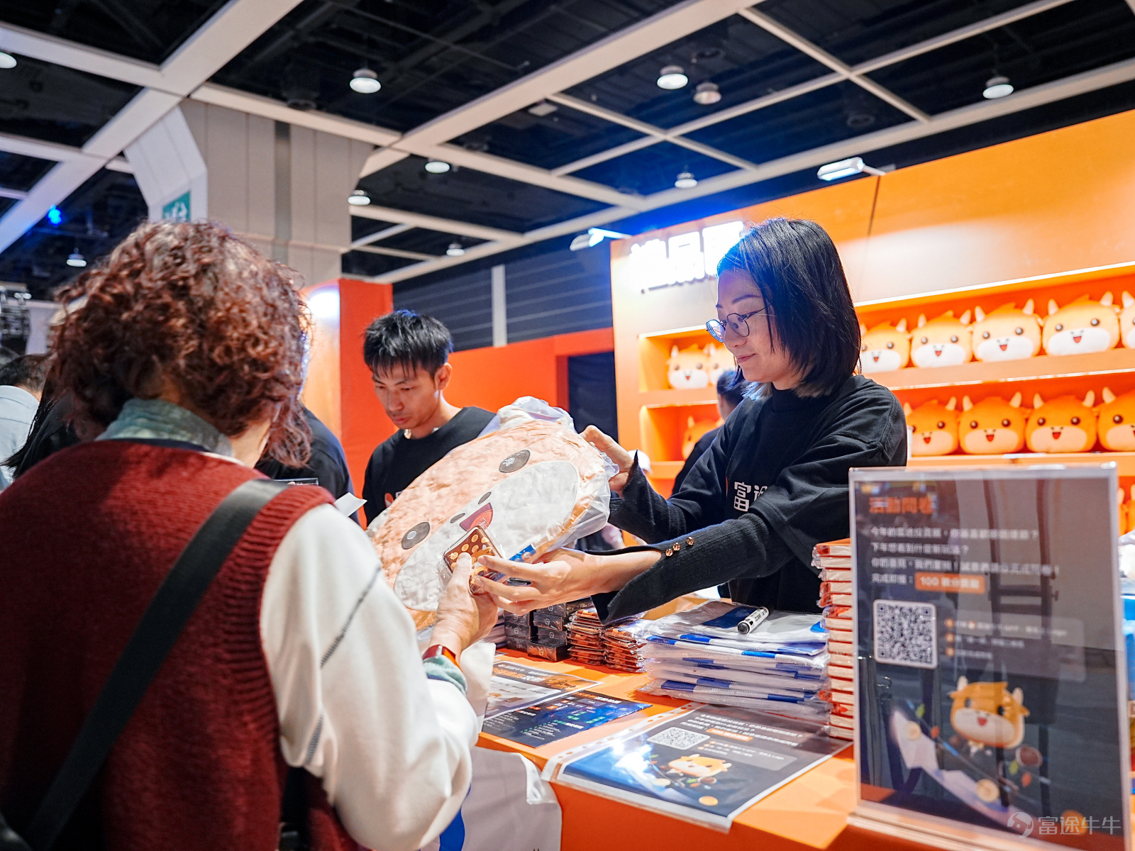 The two-day Futu Investment Expo 2026 has concluded magnificently! As the largest annual investment event in Hong Kong, this edition attractedover 12,000 investors to attend,with bustling crowds and insightful expertise filling the venue, alongside non-stop giveaways and perks. The success of this investment expo wouldn't have been possible without the enthusiastic participation of every fellow investor, as well as the strong support from partner organizations, sponsors, and investment experts. Thank you all! Take a trip back with us to revisit the must-see highlights from this year’s investment expo.[Cheerlead][Cheerlead]。 🔥Explosive popularity! Over 12,000+ investors bore witness to Hong Kong’s largest annual investment event. The on-site energy was through the roof, with three exhibition zones packed full of passionate participants, creating an investment extravaganza rich with financial insights and attractive gifts. 🤖 AI Agent Makes Its Debut in Hong Kong — A New Era of Zero-Barrier Automated Trading Begins The 2026 Futu Product Launch brought usThe first AI Agent in Hong Kong, leading the era of automated trading。Powered by the all-new Futubull AI, creating a one-stop wealth hub. In addition, the launch event specially invited Ruby Lin Yanling, known as 'Little Flying Hero'[Share Link: @小飛俠Ruby]to serve as Futu's product experience officer, providing hands-on testing of the new features! For highlights from the launch event, fellow investors can[Share Link: Click here to review >>] 👥Seven listed companies analyze the prospects of AI, new consumerism, and robotics industries Senior executives of listed companies personally explain the latest trends in popular sectors, without...