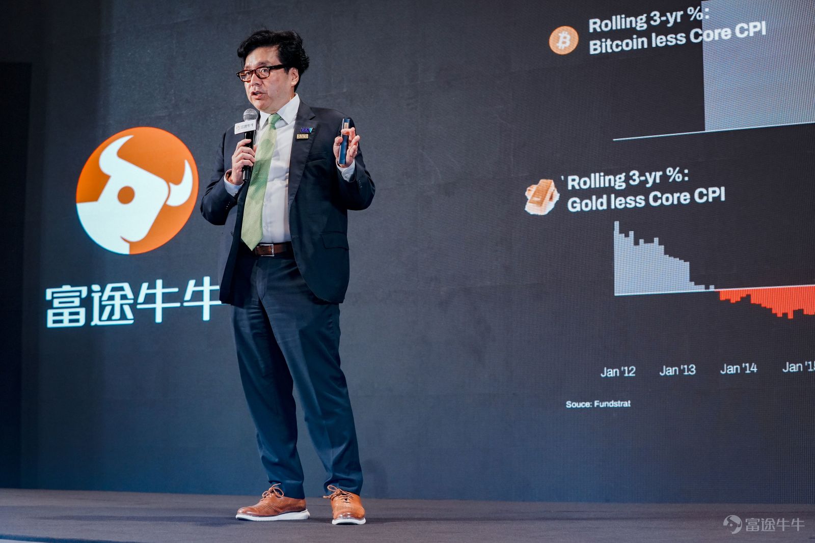 The two-day Futu Investment Expo 2026 has concluded magnificently! As the largest annual investment event in Hong Kong, this edition attractedover 12,000 investors to attend,with bustling crowds and insightful expertise filling the venue, alongside non-stop giveaways and perks. The success of this investment expo wouldn't have been possible without the enthusiastic participation of every fellow investor, as well as the strong support from partner organizations, sponsors, and investment experts. Thank you all! Take a trip back with us to revisit the must-see highlights from this year’s investment expo.[Cheerlead][Cheerlead]。 🔥Explosive popularity! Over 12,000+ investors bore witness to Hong Kong’s largest annual investment event. The on-site energy was through the roof, with three exhibition zones packed full of passionate participants, creating an investment extravaganza rich with financial insights and attractive gifts. 🤖 AI Agent Makes Its Debut in Hong Kong — A New Era of Zero-Barrier Automated Trading Begins The 2026 Futu Product Launch brought usThe first AI Agent in Hong Kong, leading the era of automated trading。Powered by the all-new Futubull AI, creating a one-stop wealth hub. In addition, the launch event specially invited Ruby Lin Yanling, known as 'Little Flying Hero'[Share Link: @小飛俠Ruby]to serve as Futu's product experience officer, providing hands-on testing of the new features! For highlights from the launch event, fellow investors can[Share Link: Click here to review >>] 👥Seven listed companies analyze the prospects of AI, new consumerism, and robotics industries Senior executives of listed companies personally explain the latest trends in popular sectors, without...