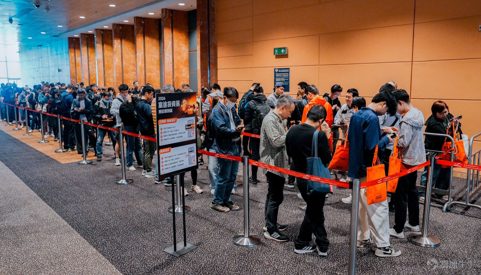 The two-day Futu Investment Expo 2026 has concluded magnificently! As the largest annual investment event in Hong Kong, this edition attractedover 12,000 investors to attend,with bustling crowds and insightful expertise filling the venue, alongside non-stop giveaways and perks. The success of this investment expo wouldn't have been possible without the enthusiastic participation of every fellow investor, as well as the strong support from partner organizations, sponsors, and investment experts. Thank you all! Take a trip back with us to revisit the must-see highlights from this year’s investment expo.[Cheerlead][Cheerlead]。 🔥Explosive popularity! Over 12,000+ investors bore witness to Hong Kong’s largest annual investment event. The on-site energy was through the roof, with three exhibition zones packed full of passionate participants, creating an investment extravaganza rich with financial insights and attractive gifts. 🤖 AI Agent Makes Its Debut in Hong Kong — A New Era of Zero-Barrier Automated Trading Begins The 2026 Futu Product Launch brought usThe first AI Agent in Hong Kong, leading the era of automated trading。Powered by the all-new Futubull AI, creating a one-stop wealth hub. In addition, the launch event specially invited Ruby Lin Yanling, known as 'Little Flying Hero'[Share Link: @小飛俠Ruby]to serve as Futu's product experience officer, providing hands-on testing of the new features! For highlights from the launch event, fellow investors can[Share Link: Click here to review >>] 👥Seven listed companies analyze the prospects of AI, new consumerism, and robotics industries Senior executives of listed companies personally explain the latest trends in popular sectors, without...