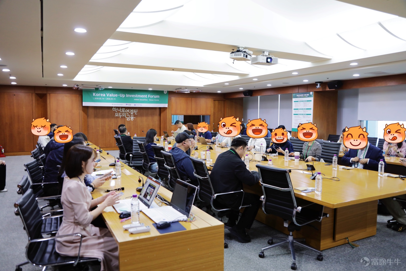 富途私人財富韓國深度調研活動——第二期「Korea Value-Up Investment Forum」於5月14-15日在首爾成功舉辦。在韓國資本市場 Value-Up 改革與 AI 半導體產業重估的全球巨浪中，本次活動由富途私人財富聯合@南方东英资产管理、韓亞證券共同呈現。 作爲全港首批率先帶領超高淨值客戶親赴韓國資本市場一線、進行深度產業調研的券商平台，富途再次展現了其在全球頂級稀缺權益佈局上的風向標實力與極強的市場敏銳度。 靈敏嗅覺與極致行動力：從一期爆火到二期接力 今年的韓股投資風口瞬息萬變，考驗的是券商的「情報力」與「執行力」。 – 首戰告捷，一期奠定標杆：今年2月，富途便敏銳捕捉到韓股$MSCI韓國指數ETF-iShares (EWY.US)$、 $TR韓國 (02848.HK)$ 重估的戰略機遇，極具前瞻性地開啓了全港首批赴韓調研先河，帶領 VIP 客戶直奔 SK海力士 $南方兩倍做多海力士 (07709.HK)$  等國際一線巨頭，在香港超高淨值圈層中引發強烈反響。 – 乘勝追擊，二期光速落地：正是因爲第一期客...