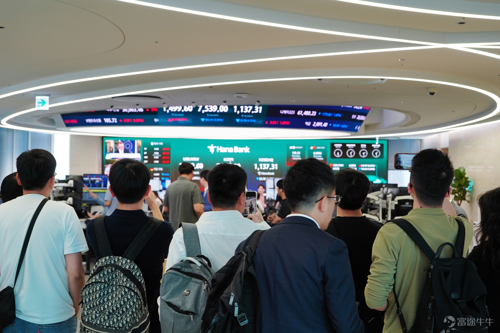 富途私人財富韓國深度調研活動——第二期「Korea Value-Up Investment Forum」於5月14-15日在首爾成功舉辦。在韓國資本市場 Value-Up 改革與 AI 半導體產業重估的全球巨浪中，本次活動由富途私人財富聯合@南方东英资产管理、韓亞證券共同呈現。 作爲全港首批率先帶領超高淨值客戶親赴韓國資本市場一線、進行深度產業調研的券商平台，富途再次展現了其在全球頂級稀缺權益佈局上的風向標實力與極強的市場敏銳度。 靈敏嗅覺與極致行動力：從一期爆火到二期接力 今年的韓股投資風口瞬息萬變，考驗的是券商的「情報力」與「執行力」。 – 首戰告捷，一期奠定標杆：今年2月，富途便敏銳捕捉到韓股$MSCI韓國指數ETF-iShares (EWY.US)$、 $TR韓國 (02848.HK)$ 重估的戰略機遇，極具前瞻性地開啓了全港首批赴韓調研先河，帶領 VIP 客戶直奔 SK海力士 $南方兩倍做多海力士 (07709.HK)$  等國際一線巨頭，在香港超高淨值圈層中引發強烈反響。 – 乘勝追擊，二期光速落地：正是因爲第一期客...