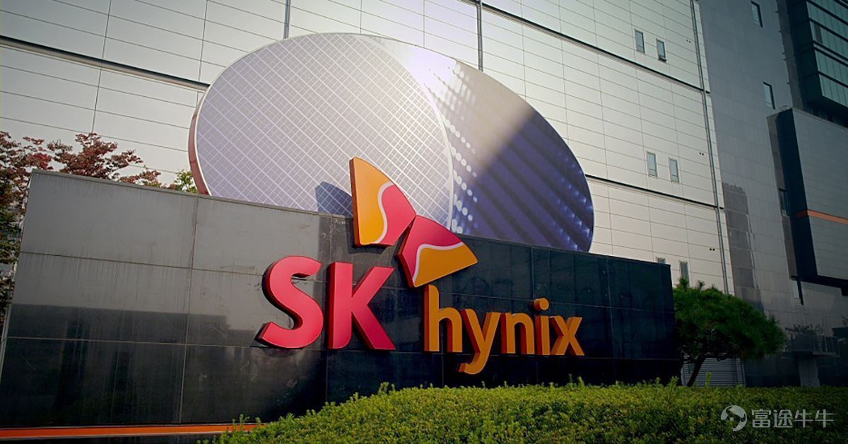 💡 核心觀點 $SK海力士 (SKHY.US)$ 以ADR形式登陸納斯達克，發行價149美元，首日收盤168.01美元，較發行價高出12.76%。三個關鍵問題：一級給價是否留有利潤空間、二級接力是否扎實、跨市場溢價是否具備結構性——首日均給出了正面答案。 ADR相對韓股收盤溢價約15.5%至15.6%，並受韓股轉ADR嚴格2.5%額度約束，套利鏈條不暢，溢價大概率不會消失，甚至可能擴大。超額認購超7倍，全球長線資金背書HBM景氣持續性，疊加CEO預判2027年將出現史上最嚴重存儲短缺，首日強勢或標誌著海力士定價主導權正從韓股向美股轉移，存儲資產屬性也正從漲價品種向成長品種演進。 🔍 一、事件背景 $SK海力士 (SKHY.US)$ 本次以ADR形式登陸納斯達克，發行價149美元，募資約265億美元。首日開盤170美元、收盤168.01美元，整體走勢穩健，市場反應積極。 🔍 二、交易視角：上市表現的意義 從交易視角關注三件事：一級給價是否留有利潤、二級接力是否扎實、跨市場溢價是否具備結構性。海力士首日這三個問題的答案整體偏正面。 2.1 一級到二級...