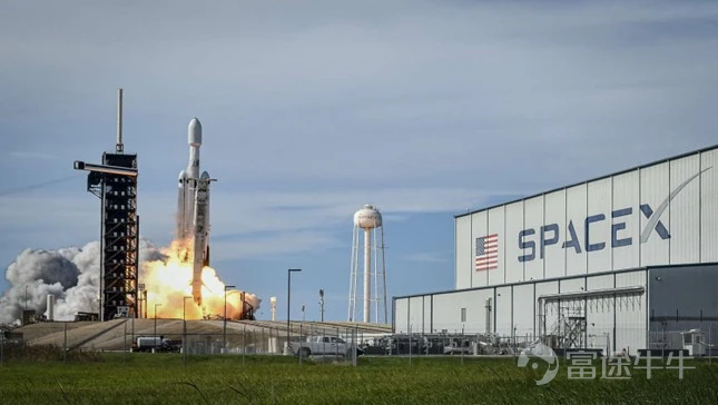 💡核心觀點 🔸 $SpaceX (SPCX.US)$ 二季度業績全面超預期:營收78.14億美元、調整後EBITDA35.38億美元,同比分別增長92%和191%,但市場並未因此上漲反而顯著下跌,說明估值錨點已從收入端轉向資本開支與供給結構。 🔸解禁並非8月6日的一次性事件,而是貫穿全年的持續性供給衝擊:首批最多9.115億股解禁,此後還有多輪滾動解禁及Q3業績後再釋放約28%,直至馬斯克等核心高管股份2027年6月才解鎖。 🔸空頭持倉已佔公衆流通股36%、借券利用率約95%,處於歷史極端水平;但在供給預期未根本改變前,"空頭擁擠"本身不構成做多邏輯,仍需等待基本面或事件催化驗證。 🔸策略上建議以防守和事件交易爲主,等待價格企穩與內部人實際拋壓低於預期兩類信號確認後再考慮加倉,短期不宜趨勢性重倉;後續重點關注Starship第14次試飛、Starlink V3部署及AI合同落地等催化劑。 一、SpaceX 業績:超預期但估值錨點已切換 總體來看,SpaceX二季度收入與利潤均顯著強於預期,但估值敘事的門檻也隨之提高。二季度實現營收...