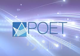 光通信行業的[鏈接: $POET Technologies (POET.US)$]股價飆升。據富途牛牛數據顯示，22日美國股市收盤價爲12.77美元，較前一日上漲24.6%。過去三個交易日累計上漲約75.9%，盤中最高觸及12.95美元。成交量也飆升至8422萬股，推動股價創下近11年來的最高水平。 爲何漲勢迅猛？ 1. 直接催化劑：Marvell的量產訂單重塑業績預期 據報道顯示，CFO Thomas Mika表示收到邁威爾正式採購訂單，到 2026 年相關訂單金額可能超過 500 萬美元。市場認爲這是POET進入量產訂單的積極信號。 2. 長期看好預期：站在AI光通信的稀缺賽道 市場對800G光引擎商業化的預期日益增長。POET專注於人工智能（AI）數據中心的光互連技術。隨着數據處理量的急劇增長，帶寬不足和功耗上升等問題已成爲服務器間通信中普遍存在的挑戰，因此，POET的技術被視爲緩解這些瓶頸的備受期待的解決方案。 3. 行政上的不確定性降低 此外，投資者普遍對稅務影響和上市地點的不確定性降低感到樂觀。P...