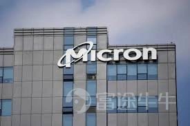 $Apple (AAPL.US)$ On Thursday, Apple raised prices across its Mac, iPad, and other product lines globally, with increases as high as $300. The MacBook Air saw a $200 hike, while the iPad Air jumped by 25%, marking the company’s largest global price adjustment in recent years. Following the announcement, Apple’s stock dropped sharply, closing down 6.12% yesterday. The source of pressure is clear: memory inflation This move sends a straightforward message: even Apple’s formidable supply chain capabilities are no longer sufficient to fully absorb the pressure caused by tight memory supply. Previously, the market largely viewed rising memory prices as a story confined to suppliers—when NAND prices climbed, memory suppliers $Micron Technology (MU.US)$ $SK Hynix (000660.KR)$$Samsung Electronics (005930.KR)$$SanDisk (SNDK.US)$$Western Digital (WDC.US)$ and $Roundhill Memory ETF (DRAM.US)$ all benefited.Apple’s action reveals another side of the supply chain: the ability to push memory suppliers to raise prices has now become a cost challenge for downstream consumer electronics brands. Micron’s strong earnings are another signal of price transmission The impact of Micron’s latest quarterly results on downstream product pricing adjustments cannot be ignored. Itsmobile and client solutions business revenue reached $11.5 billion, up 49% quarter-over-quarter...