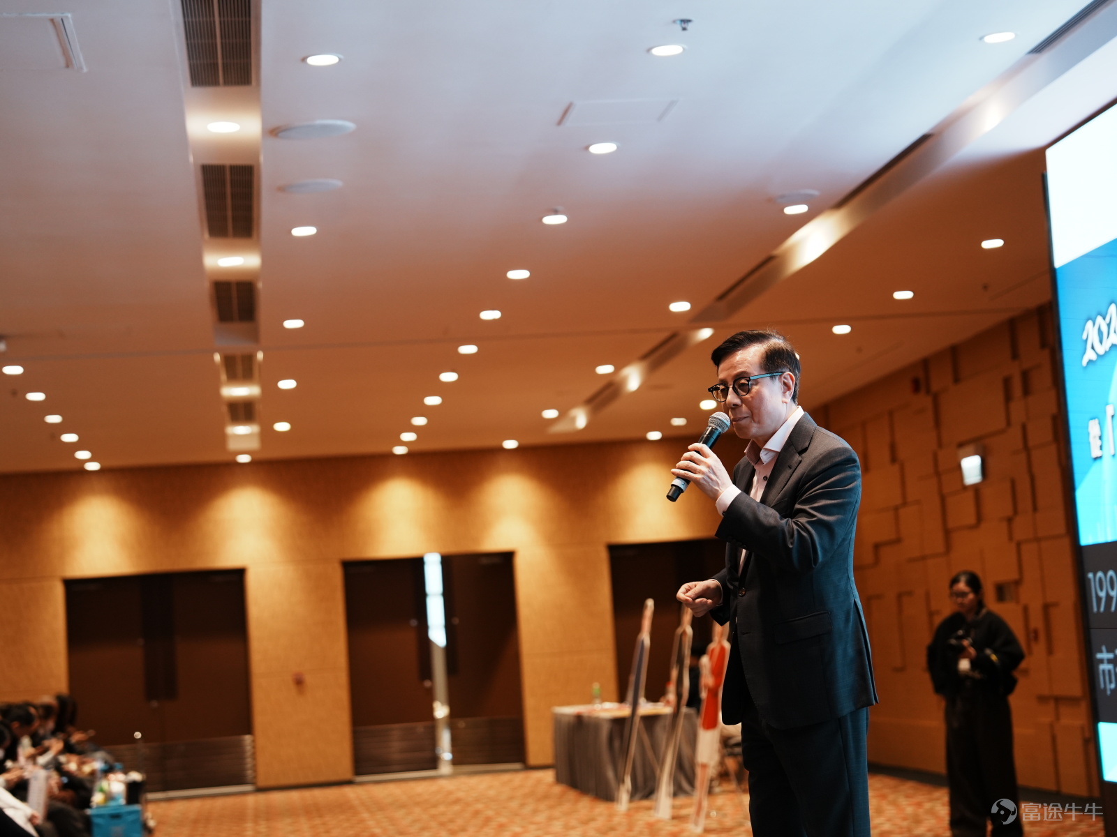 2月28日，一場匯聚500+投資者的超大型線下盛會在熱烈的氛圍中圓滿落幕！[哇] 活動從報名開始就爆滿一座難求！活動現場更是人潮湧動，排隊人群從會場內一直延伸到門外，主辦方緊急臨時加位100個仍供不應求，場面火爆程度遠超預期🔥！ [禮物]評論區留下你之後想開展的線下活動形式以及嘉賓，選擇5位牛友送出666積分！ [話筒]頂級嘉賓陣容，現場互動精彩紛呈 來自四面八方的粉絲和投資者齊聚一堂，只為近距離聆聽香港知名風水大師麥玲玲、資深股評人陸叔以及富途首席分析師譚sir@富途譚智樂 Arnold三位大咖的精彩分享[勁]。 大家熱情度極高，互動問答此起彼伏，不少幸運牛友更是收穫滿滿—精美牛牛周邊、麥玲玲獨家開光旺運小物，上百件禮品拿到手軟！非常感謝大家的支持，你們的熱情讓這場盛會成為2026馬年最燃的開局[飛吻]！ 作為前線第一記者，店長為大家帶回這次活動的精彩瞬間和大師們的金句語錄。錯過現場的牛友們，這篇濃縮版乾貨千萬不要再錯過啦！接下來讓我們快速回顧精彩內容👇 [話筒]麥玲玲老師：2026馬年核心運勢速覽 犯太歲生肖化解指南：屬馬（本命年）佩戴羊飾物，提升...