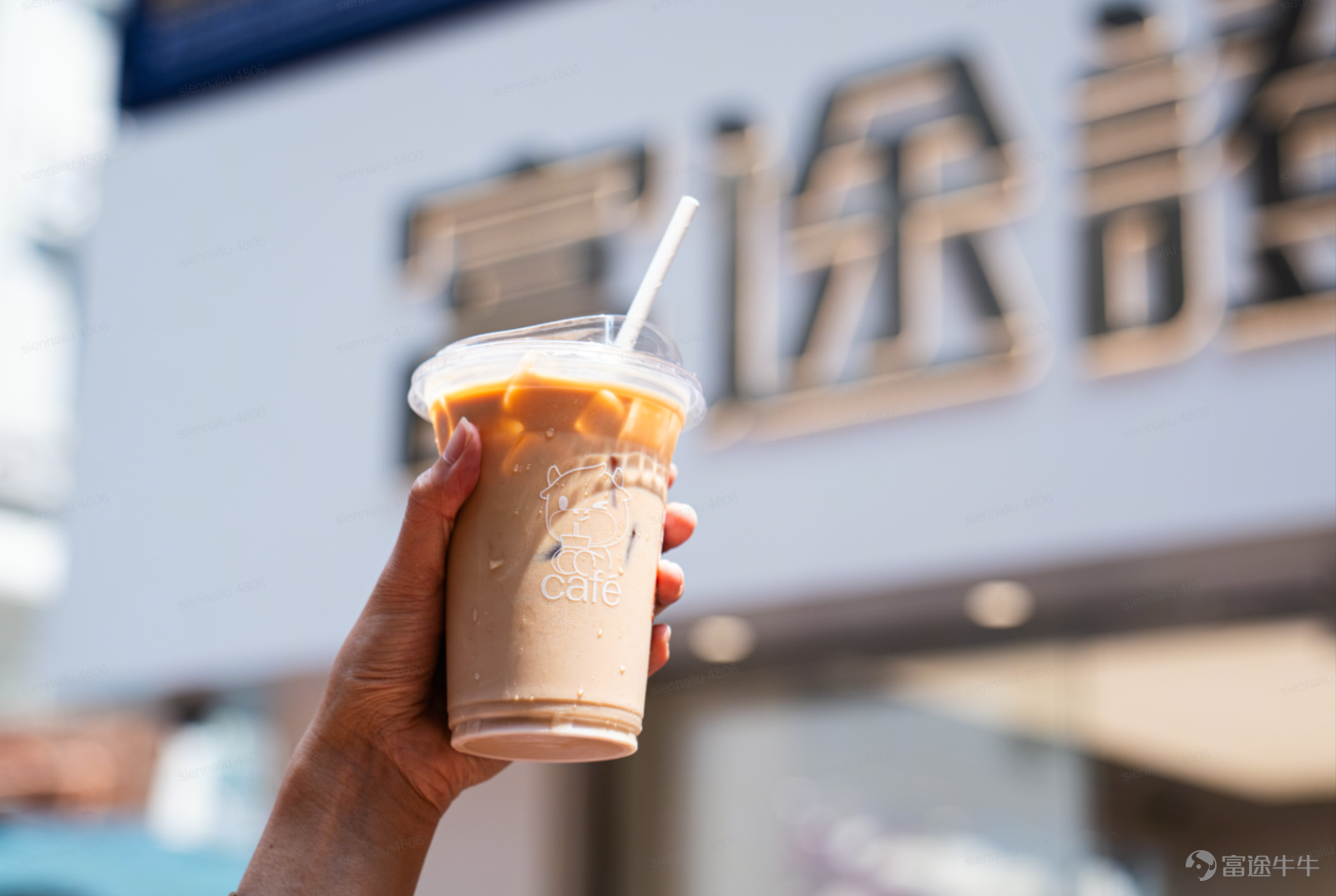 The first-ever "Futubull Café" in Hong Kong will make a grand opening in Causeway Bay on April 16! Whether staying up late to track US stock movements or looking for investment inspiration in daily life, come and enjoy a cup of"Recharge Coffee"to refresh your mind, spark creativity, and effortlessly spot every high-potential stock! To celebrate the grand opening, the store manager has prepared a series ofamazing benefits. Are you ready to receive this wave of surprises?[Share Link: View details now >>] [Microphone]3 must-visit reasons to unlock your wealth code! 🥇 Enhanced with IIAC Gold Award-winning beans, super delicious! Carefully selected top coffee beans awarded the IIAC Gold Medal, expertly brewed into rich Italian espresso and refreshing fruity coffee. Eyes tired from watching the market? Take a sip of this premium-quality, award-winning coffee — guaranteed to win you over! The key highlights are:Extremely delicious! Silky smooth and rich texture with an intense aroma, leaving a sweet aftertaste!  💡 Exclusive "Stock Market Blind Box," unlocking wealth inspiration daily! Drinking coffee can also be full of surprises! Every drink comes with a random, cutting-edge"Daily Investment Tip", helping you effortlessly get the latest wealth codes and accurately capture the next potential skyrocketing stock! 📸 Causeway Bay's hottest check-in spot, Grab & Go for a quick boost The new Café, located near Hysan Place, focuses on Grab & Go efficiency! On-site, there’s an Instagram-worthy bull-themed photo spot along with beautifully designed merchandise. Come by anytime to enjoy premium coffee and snap some pictures! [Microphone]Opening Special! 4...