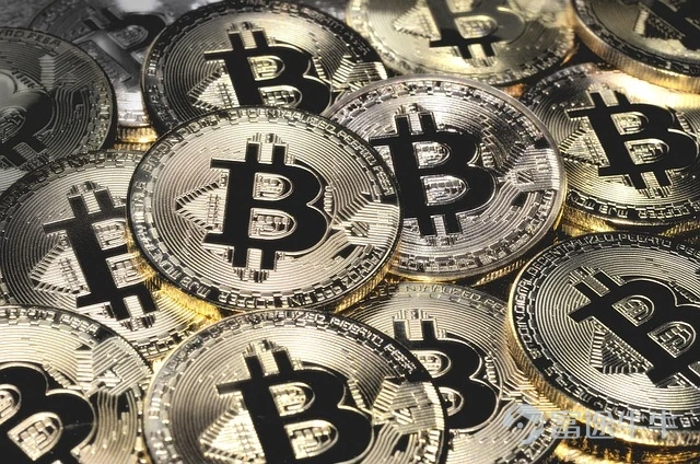 近期，加密貨幣市場波動劇烈。今年以來，比特幣一度漲至破紀錄的12.6萬美元上方，但此前一度回調至8萬美元附近，回調幅度巨大。本週，宏觀環境、聯儲局減息預期等因素共同作用下，加密市場暫時止住了頹勢，比特幣重返9.1萬美元上方。 總體來看，本週加密貨幣市場整體呈現震盪上行走勢。截至目前，比特幣在91000美元上方盤整，周內累計漲約8%；   $以太幣 (ETH.CC)$ 則在3000美元附近窄幅波動，周內累漲超9%。 本週熱點事件 [白眼]聯儲局減息預期持續升溫，加密貨幣迎來回暖 加密貨幣市場近期迎來顯著回暖，比特幣回升至9萬美元。有分析指出，加密貨幣市場反攻的主要原因是，前期跌幅過大，比特幣、以太坊等加密貨幣迎來超跌反彈。另外，聯儲局減息預期持續升溫，也提振了加密貨幣市場的做多情緒。 據CME「聯儲局觀察」，截至發稿，聯儲局12月減息25個點子的概率升至84.9%，維持利率不變的概率爲15.1%。另外，聯儲局到明年1月累計減息25個點子的概率爲67.2%，維持利率不變的概...