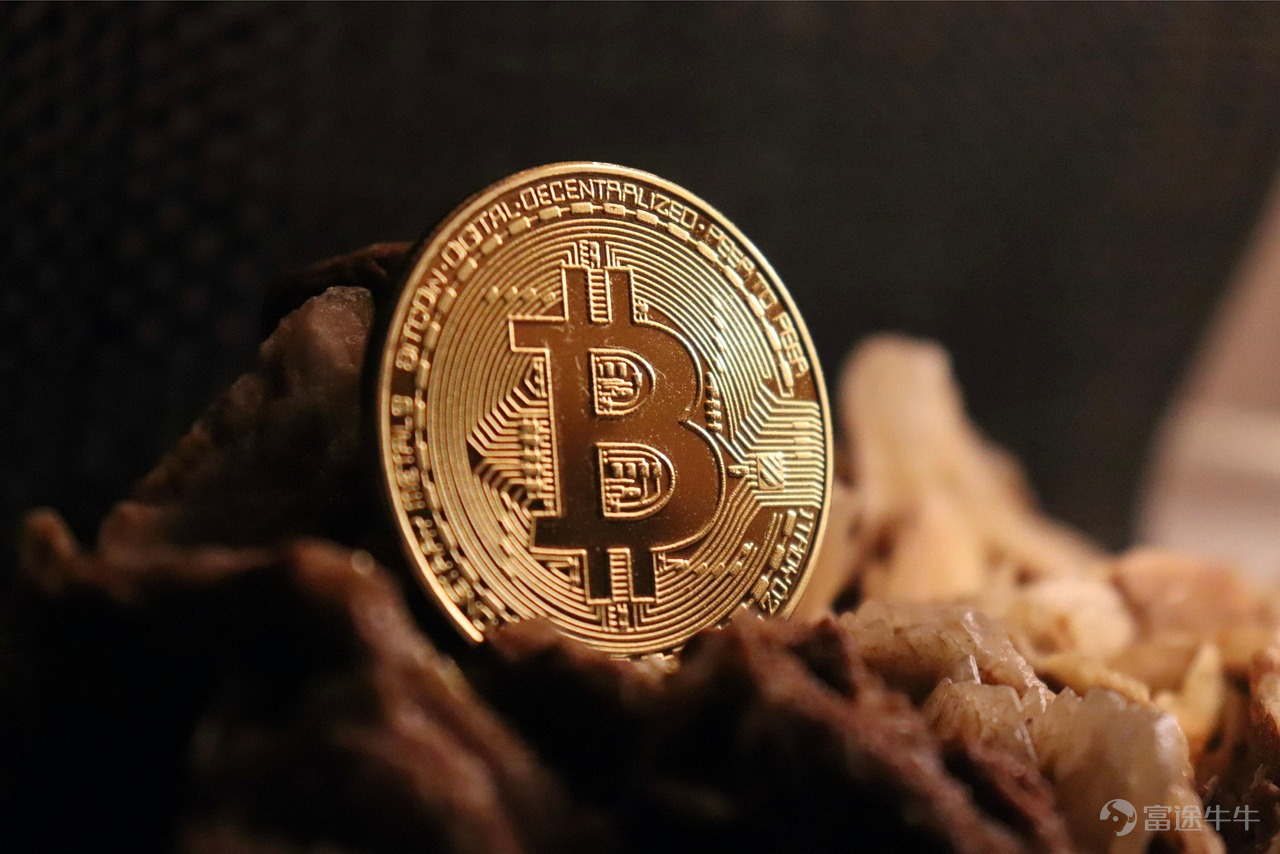 本週，鷹派的沃什獲提名新聯儲局主席後，機構資金持續外流，加密貨幣市場的拋售加劇， $比特幣 (BTC.CC)$ 從周初的7.9萬美元一路下行，先後跌破7.5萬、7萬、6.5萬三大關口，最低觸及6萬美元； $以太幣 (ETH.CC)$ 同步走弱，從最高的2396美元跌至最低的1739美元。 截至發稿，加密市場有所反彈，比特幣回升突破6.6萬美元，最新報66450美元，周內跌幅達15%；以太坊重回1900美元，報1963美元，周內跌幅超19%。 本週熱點事件 [苦澀]美國財政部長Bessent稱不會「救助」比特幣，政府沒收的5億美元比特幣已增值至150億美元 美國財政部長Scott Bessent在國會作證時表示，美國政府不會在市場下行時通過要求私人銀行購買更多比特幣來「救助」該資產。他強調，財政部和金融穩定監督委員會均無此權力。 Bessent還透露，美國政府通過資產沒收穫得的5億美元比特幣已增值至超過150億美元。根據2025...