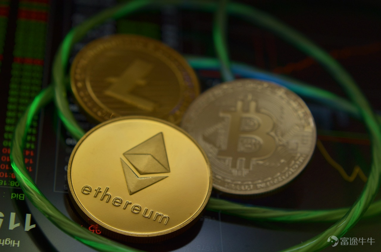 本周，加密货币先跌后涨。 $Bitdeer Technologies Group (BTDR.US)$ 清仓影响市场信心， $比特币 (BTC.CC)$一度自6.7万美元附近回落至6.2万美元附近，稳定币政策利好叠加 $Circle (CRCL.US)$ 发布的财报超预期， $比特币 (BTC.CC)$ 反弹一度触及7万美元；$以太坊 (ETH.CC)$反弹重新站上2000美元。 截至发稿，加密恐贪指数回升为16，但仍显示市场情绪为极度恐惧区间。 本周热点事件 [鼓掌]陈茂波：年内提交数字资产政策条例草案，3月发放首批稳定币牌照 据金十报道，财政司司长陈茂波在《财政预算案 2026》中表示，政府将于年内提交数字资产政策条例草案，针对数字资产交易及托管等服务提供者设立发牌制度。 中国香港已实施法币稳定币发行人发牌制度，将在3月发出首批牌照。政府及金融监管机构将继续促进持牌发行人在合规和风险可控的情况下，探索更多应用场景。 [微笑]...