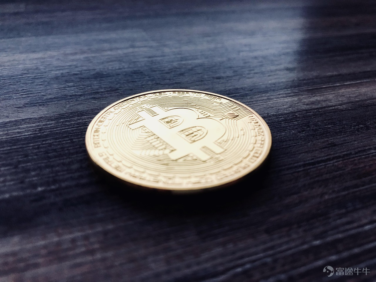 本周，加密货币先跌后涨。 $Bitdeer Technologies Group (BTDR.US)$ 清仓影响市场信心， $比特币 (BTC.CC)$一度自6.7万美元附近回落至6.2万美元附近，稳定币政策利好叠加 $Circle (CRCL.US)$ 发布的财报超预期， $比特币 (BTC.CC)$ 反弹一度触及7万美元；$以太坊 (ETH.CC)$反弹重新站上2000美元。 截至发稿，加密恐贪指数回升为16，但仍显示市场情绪为极度恐惧区间。 本周热点事件 [鼓掌]陈茂波：年内提交数字资产政策条例草案，3月发放首批稳定币牌照 据金十报道，财政司司长陈茂波在《财政预算案 2026》中表示，政府将于年内提交数字资产政策条例草案，针对数字资产交易及托管等服务提供者设立发牌制度。 中国香港已实施法币稳定币发行人发牌制度，将在3月发出首批牌照。政府及金融监管机构将继续促进持牌发行人在合规和风险可控的情况下，探索更多应用场景。 [微笑]...