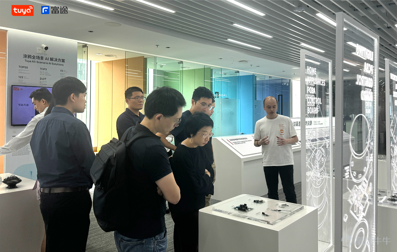 在科技迅猛發展的今天，我們始終在探索智能生活的新可能。牛牛圈調研團本次帶領牛友們，一起走進了全球領先的IoT雲平台—塗鴉智能 ，深入了解智慧生活的前沿科技。 作爲調研的第一站，牛牛圈調研團走進了塗鴉智能的展廳和智慧商業場景樣板間。塗鴉智能的資本市場總監爲牛友們詳細介紹了塗鴉的平台的能力、定位、所處的商業鏈路，以及塗鴉賦能的各類智能家居設備和智慧商業解決方案。通過親身參觀和體驗各類智能產品，伴隨着講解和介紹，牛友們切身感受到了智能科技爲生活帶來的便利與創新，也對智能化背後的「看不見」的軟件技術平台塗鴉智能有了更”直觀”的了解。 體驗結束後，牛牛圈調研團與塗鴉智能的高管團隊進行了面對面的深入交流。塗鴉智能的高管們詳細介紹了公司的業務概覽、市場競爭格局以及未來的發展願景。同時，他們還分享了公司的財務信息和戰略佈局，讓牛友們對塗鴉智能的商業模式和未來前景有了更深入的理解。 在自由問答環節，牛友們踊躍提問，與塗鴉智能的高管進行了熱烈的討論。從智能家居的市場潛力，到AIoT技術的應用前景，牛友們的疑問在現場得到了詳細解答。這一環節不僅加深了牛...