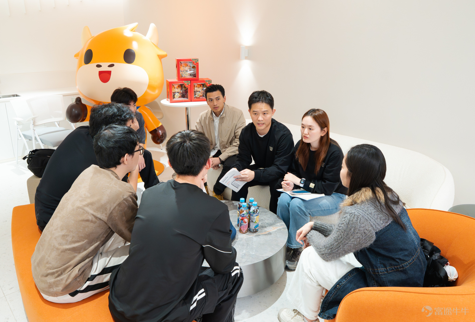 歷經數週的激烈角逐，第二屆全球模擬交易大賽已於近日圓滿落幕。12月6日，我們在銅鑼灣實體店舉辦了一場溫馨的線下頒獎禮，終於見到了傳説中的港區「大神」們！ 玩賺牛牛特別整理了現場精彩瞬間，沒到現場的牛友們也可以一睹為快！ 頒獎禮現場：有獎拿、有茶歇，氣氛滿分 頒獎禮當日共有 12 位獲獎選手 @预判不等于下单@安的玫瑰@全球資產大轉移@tinchak0207@李奧氏的財自之路@打不死的韭菜@95277777777@Sunnyyyyy_@长門有希@態度隨便@22714826@YeahmanBo 來到現場，看著大家從我們手中接過專屬獎杯和證書，再抱走一大袋超豐厚的牛牛周邊禮品，連在旁協助的同事都表示「超级羨慕」！ 除了頒獎，現場還準備了精美茶歇供大家享用。難得有機會面對面，大家平時在牛牛圈可能只是文字交流，這次一聊起股票經就停不下來，場面非常熱鬧。 選手們對今次的安排亦讚不絕口，不少大神頒獎禮後更第一時間在牛牛圈曬圖分享喜悅： [鏈接: 关于全球#7，+1900%收益的一点感想和反思] [鏈接: 抱着试试水的心态参加了牛牛的模拟赛] 港區選手包攬全球冠季軍，最...