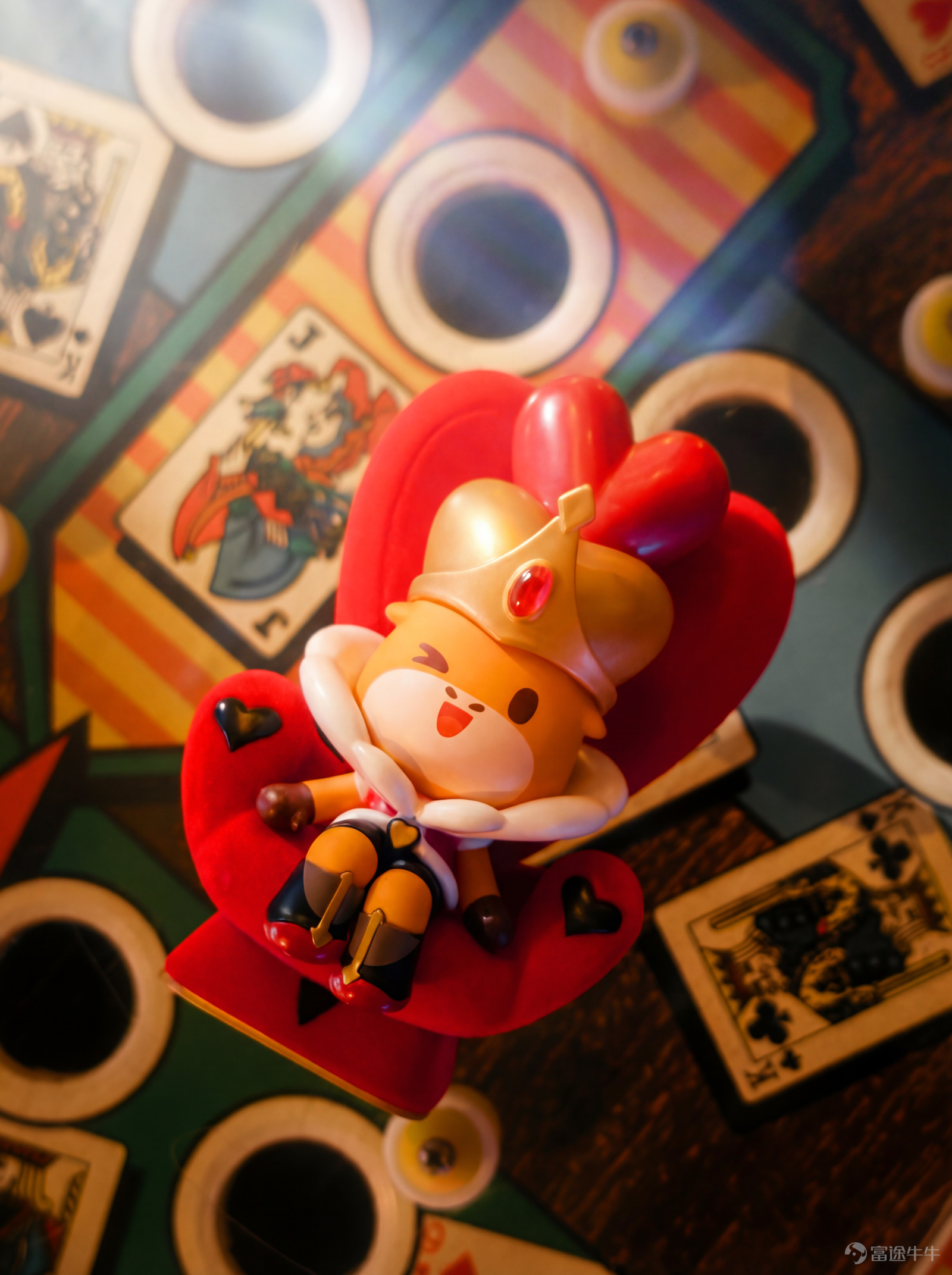 The top priority during the New Year,is bidding farewell to the old and welcoming the new.[Cheerlead]。 At the end of last year, the first Niu Niu in the poker series, 'Diamond Knight,' met everyone; thanks to many fellow investors for their support! [Fireworks]As fireworks light up the night sky, the card table welcomes a new game –The second character, 'Hearts Queen'has taken her place. (There are also New Year limited-edition peripherals at the end of the article, don't miss them ~) ♥️ Hearts Queen, entering the game with elegance She is the intellectual backbone of the poker universe, insightful and empathetic to all things. 💬A gentle yet firm aphorism:“True strength lies in understanding volatility.” In traditional poker symbolism, the hearts suit represents ❣️Love and emotion. We draw inspiration from this and integrate it into the design.[Wow]： The Crown of Two Hearts:The interweaving of red and gold hearts symbolizes the balance between fiery intuition and calm rationality. A composed glance:A playful wink exudes confidence in seeing the whole picture. Exclusive Throne:A red velvet throne exuding effortless elegance. The Queen of Hearts understands emotions but is never ruled by them. Amidst the shifting cards, she chooses to be the most clear-headed card in your hand 🃏. [Let Me See]Are you ready to meet her? 🧧 New Year Gift: Exclusive Red Packet Wisdom guides your path; good fortune must also be held close.[Keep Fighting]！ In addition to the Queen of Hearts doll, FUTUFamily has specially launched a New Year red packet,[Blowing Kisses]Doubling your 'red' luck ~ [Wow]The design features a dynamic golden ribbon, integratingthe abundance of wheat, the auspicious chime of wind bells, and the blessings of the Chinese knot.Triple meaning. At the center, the gold-embossed bull head symbol subtly adds a touch of elegance 💫. [Joyful]Please provide the complete text for translation.