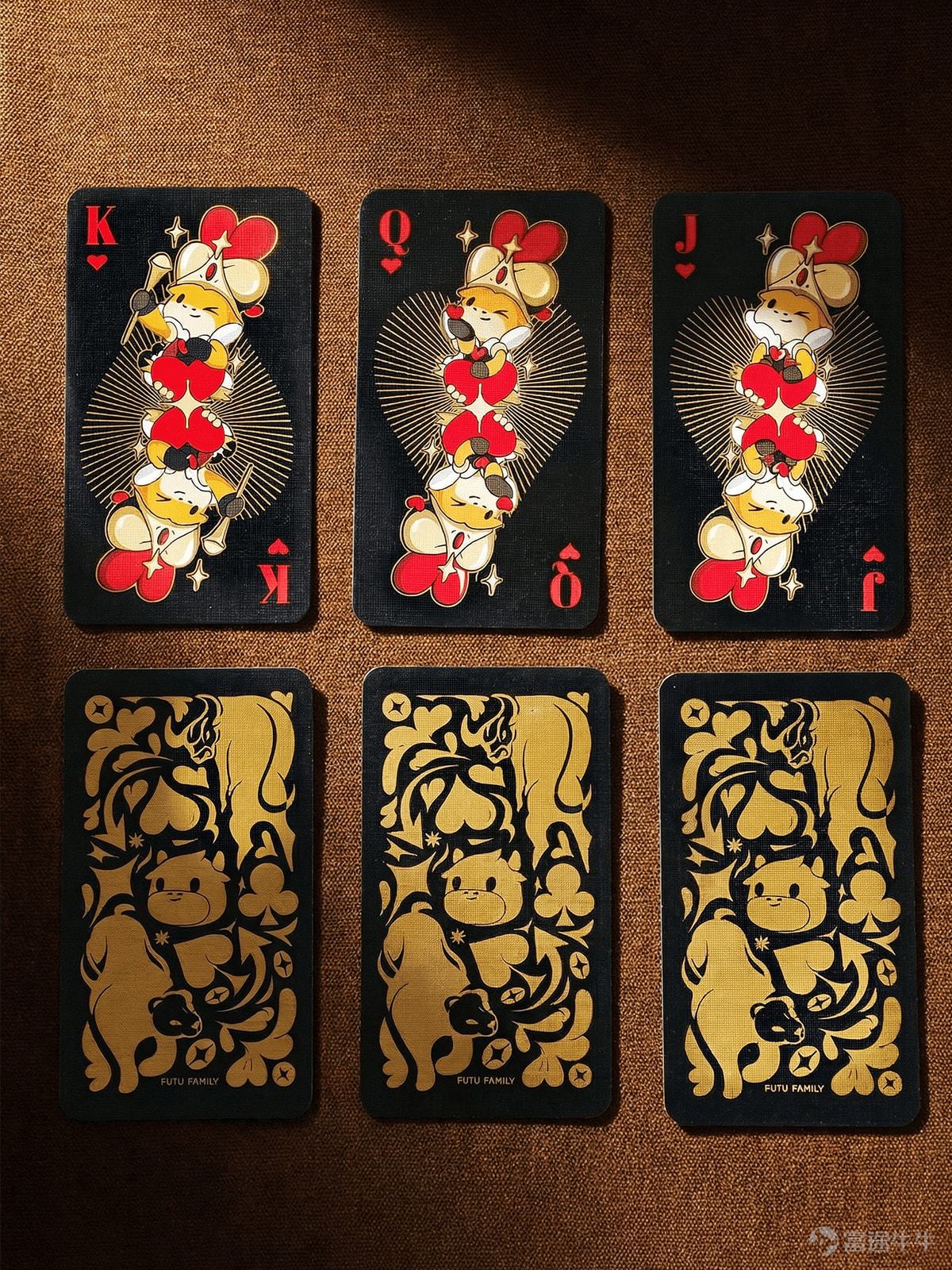 消失了一整個假期的牛牛，終於現身啦！[壞笑]大家是不是都在好奇，這傢伙躲去哪兒了？ 整個新年，牛牛都在沉迷牌局，連發文都忘了！ 不過它可不是光顧著玩，而是偷偷憋了個大招👇 🃏最新周邊【牛牛撲克牌】閃亮登場！一次性帶來兩款配色：收藏首選的黑金款 & 實用至上的白銀款。 新品細節即刻公開，一起看看牌裏藏了多少小心機[機智]>> ✨兩款配色，雙份快樂 摸牌看運氣，出牌靠策略——打撲克和投資，其實是一回事。 [俾我睇下]Futufamily把對市場的理解，都藏在設計中： 牌盒與牌背均以牛熊圖案，呼應起伏波動📈，寓意在牛市中把握機遇，熊市中凝聚力量💪。 收藏首選|🖤黑金·限定款式 ⬛限定款撲克牌的正反兩面都是黑色，牌背是泛光的黑金交織，在細節中流露奢華質感； 正面則是彩色牛牛插畫——每一次亮牌，都是驚喜碰撞✨[哇]。 [飛吻]這套牛牛撲克牌更適合收藏。 裝點茶几或隨手翻看，本身就是一件精巧的小物件，成為點綴生活的藝術品💖。 實用首選|🤍白銀·玩趣款 玩趣款配色，則輕鬆明快🌈。 正面是白底配上可愛牛牛，一眼就有好心情；翻過來則是黑底銀圖案，正反分明，拿牌出牌都不怕翻錯[耶]。 ✨相比限定款，玩趣...