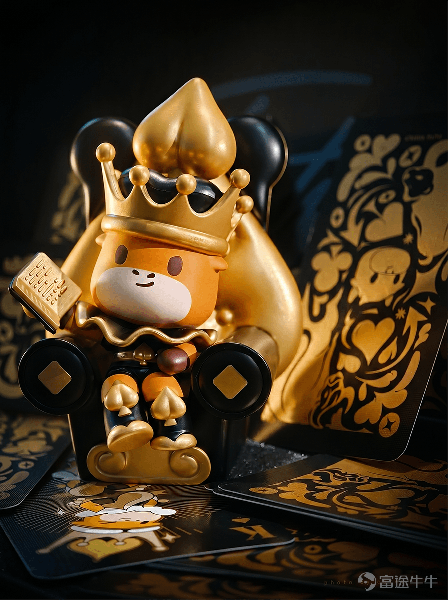 The story of the poker series continues to unfold. The Diamond Knight moves forward steadily with us, while the Heart Queen reminds us how to coexist with emotions; And this time, the character making an appearance ♠️ wants to tell you:Above the fluctuations, order is the true power. A key character in the poker series – King of Spadeshas officially appeared💥！ ♠️ King of Spades, crowned with majesty At the card table, spades always stand at the top,It is a position reserved only for the "king." He is not the person who plays the most hands, but rather someone who has seen every kind of card and still plays at his own pace. In the poker kingdom, the Ace of Spades represents the two hardest things for investors to maintain:Discipline and Order。 Every player who has weathered bull and bear cycles will be a knight personally anointed by him. Want to take a closer look at this new character?[Smart]Let me show you~ Sneak peek at the new product 📷 👑Spade Crown The dignified crown symbolizes ultimate decision-making power at the poker table; every crucial move is a choice made after multiple simulations. 📖Book of Knowledge The thick book in hand contains trading strategies and risk logic, reminding you to face volatility with method and rhythm. 🤴Exclusive Throne The sharp lines and high-backed chair create a clear boundary, forming an exclusive space for the King of Spades. He will become the guardian on your desk,[Thinking Face]accompanying you to remain calm and rational in every investment decision. Can't wait to bring the King of Spades home?The opportunity is right before your eyes 👇 🎁Ongoing福利活动 (Welfare Campaign) Following the release of the previous poker card series, many users have asked how they can obtain it...