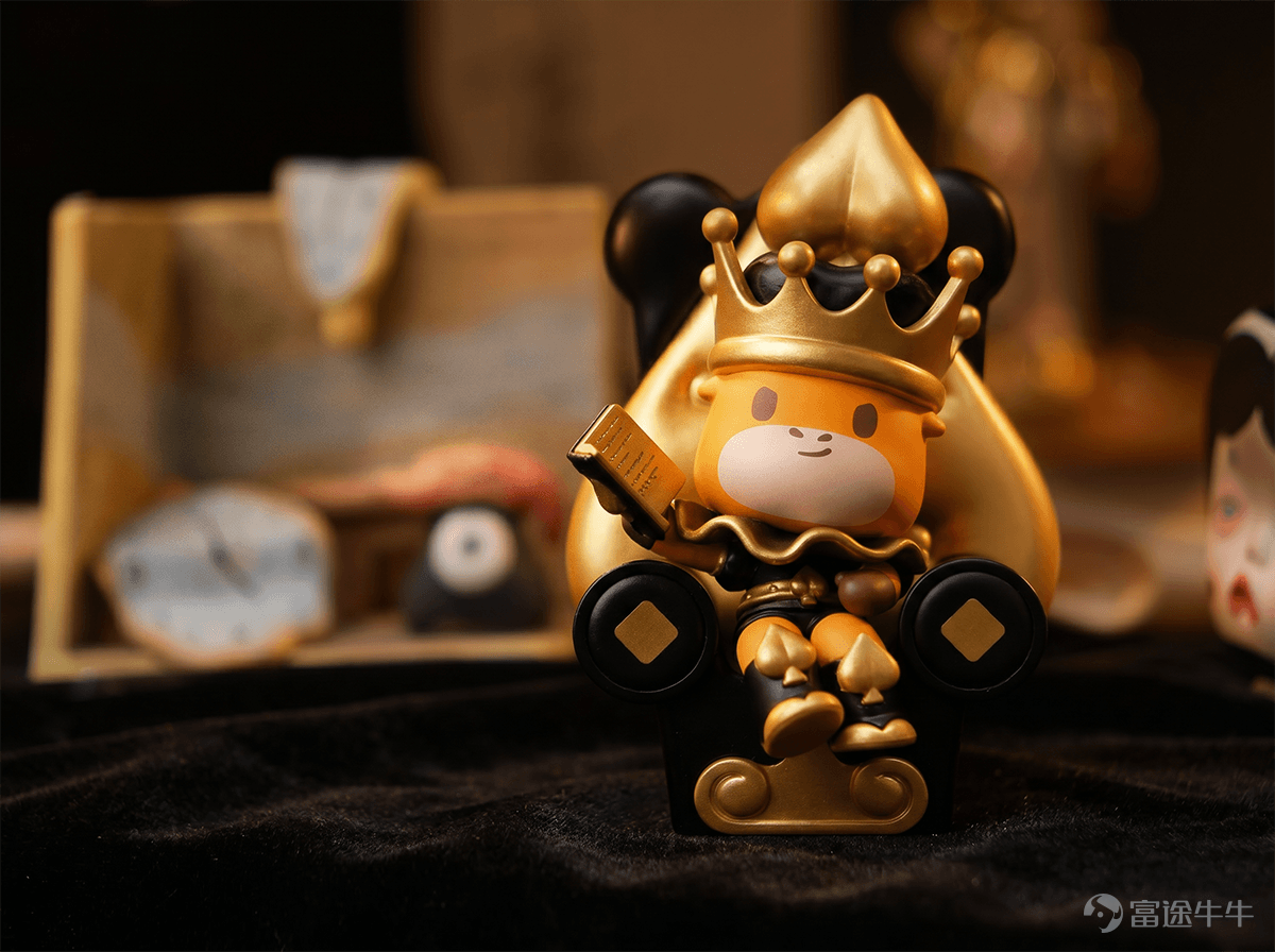 The story of the poker series continues to unfold. The Diamond Knight moves forward steadily with us, while the Heart Queen reminds us how to coexist with emotions; And this time, the character making an appearance ♠️ wants to tell you:Above the fluctuations, order is the true power. A key character in the poker series – King of Spadeshas officially appeared💥！ ♠️ King of Spades, crowned with majesty At the card table, spades always stand at the top,It is a position reserved only for the "king." He is not the person who plays the most hands, but rather someone who has seen every kind of card and still plays at his own pace. In the poker kingdom, the Ace of Spades represents the two hardest things for investors to maintain:Discipline and Order。 Every player who has weathered bull and bear cycles will be a knight personally anointed by him. Want to take a closer look at this new character?[Smart]Let me show you~ Sneak peek at the new product 📷 👑Spade Crown The dignified crown symbolizes ultimate decision-making power at the poker table; every crucial move is a choice made after multiple simulations. 📖Book of Knowledge The thick book in hand contains trading strategies and risk logic, reminding you to face volatility with method and rhythm. 🤴Exclusive Throne The sharp lines and high-backed chair create a clear boundary, forming an exclusive space for the King of Spades. He will become the guardian on your desk,[Thinking Face]accompanying you to remain calm and rational in every investment decision. Can't wait to bring the King of Spades home?The opportunity is right before your eyes 👇 🎁Ongoing福利活动 (Welfare Campaign) Following the release of the previous poker card series, many users have asked how they can obtain it...