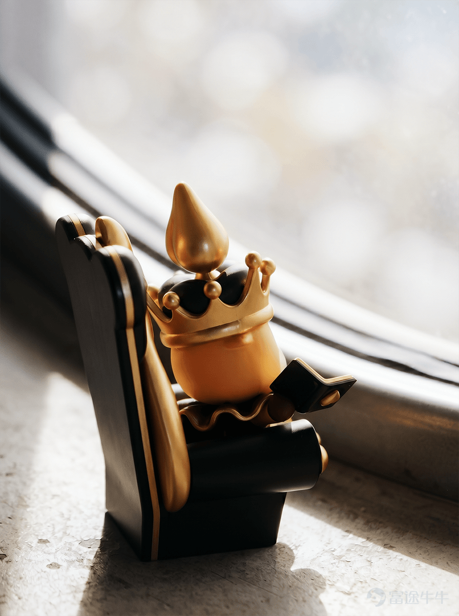 The story of the poker series continues to unfold. The Diamond Knight moves forward steadily with us, while the Heart Queen reminds us how to coexist with emotions; And this time, the character making an appearance ♠️ wants to tell you:Above the fluctuations, order is the true power. A key character in the poker series – King of Spadeshas officially appeared💥！ ♠️ King of Spades, crowned with majesty At the card table, spades always stand at the top,It is a position reserved only for the "king." He is not the person who plays the most hands, but rather someone who has seen every kind of card and still plays at his own pace. In the poker kingdom, the Ace of Spades represents the two hardest things for investors to maintain:Discipline and Order。 Every player who has weathered bull and bear cycles will be a knight personally anointed by him. Want to take a closer look at this new character?[Smart]Let me show you~ Sneak peek at the new product 📷 👑Spade Crown The dignified crown symbolizes ultimate decision-making power at the poker table; every crucial move is a choice made after multiple simulations. 📖Book of Knowledge The thick book in hand contains trading strategies and risk logic, reminding you to face volatility with method and rhythm. 🤴Exclusive Throne The sharp lines and high-backed chair create a clear boundary, forming an exclusive space for the King of Spades. He will become the guardian on your desk,[Thinking Face]accompanying you to remain calm and rational in every investment decision. Can't wait to bring the King of Spades home?The opportunity is right before your eyes 👇 🎁Ongoing福利活动 (Welfare Campaign) Following the release of the previous poker card series, many users have asked how they can obtain it...