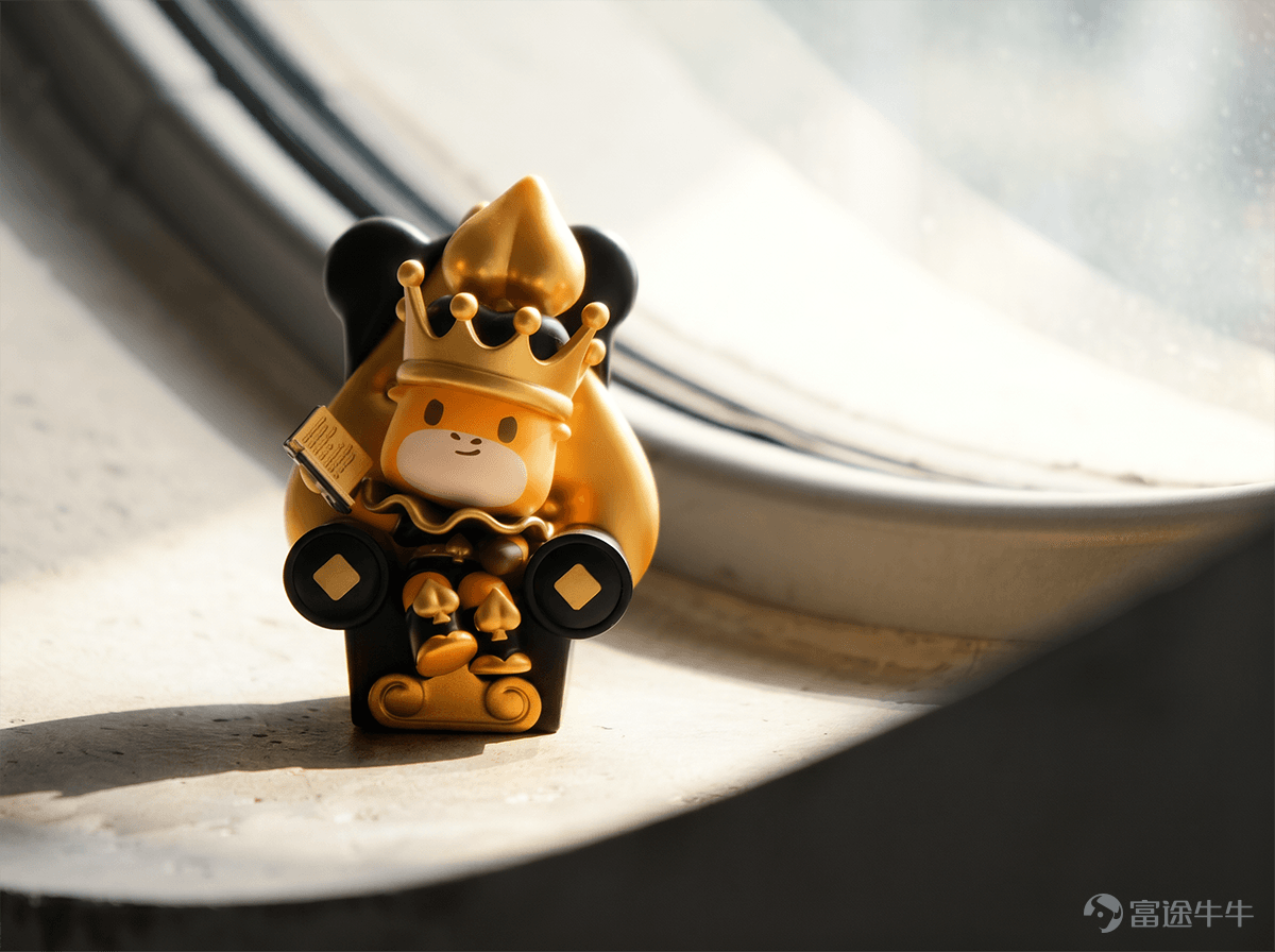 The story of the poker series continues to unfold. The Diamond Knight moves forward steadily with us, while the Heart Queen reminds us how to coexist with emotions; And this time, the character making an appearance ♠️ wants to tell you:Above the fluctuations, order is the true power. A key character in the poker series – King of Spadeshas officially appeared💥！ ♠️ King of Spades, crowned with majesty At the card table, spades always stand at the top,It is a position reserved only for the "king." He is not the person who plays the most hands, but rather someone who has seen every kind of card and still plays at his own pace. In the poker kingdom, the Ace of Spades represents the two hardest things for investors to maintain:Discipline and Order。 Every player who has weathered bull and bear cycles will be a knight personally anointed by him. Want to take a closer look at this new character?[Smart]Let me show you~ Sneak peek at the new product 📷 👑Spade Crown The dignified crown symbolizes ultimate decision-making power at the poker table; every crucial move is a choice made after multiple simulations. 📖Book of Knowledge The thick book in hand contains trading strategies and risk logic, reminding you to face volatility with method and rhythm. 🤴Exclusive Throne The sharp lines and high-backed chair create a clear boundary, forming an exclusive space for the King of Spades. He will become the guardian on your desk,[Thinking Face]accompanying you to remain calm and rational in every investment decision. Can't wait to bring the King of Spades home?The opportunity is right before your eyes 👇 🎁Ongoing福利活动 (Welfare Campaign) Following the release of the previous poker card series, many users have asked how they can obtain it...