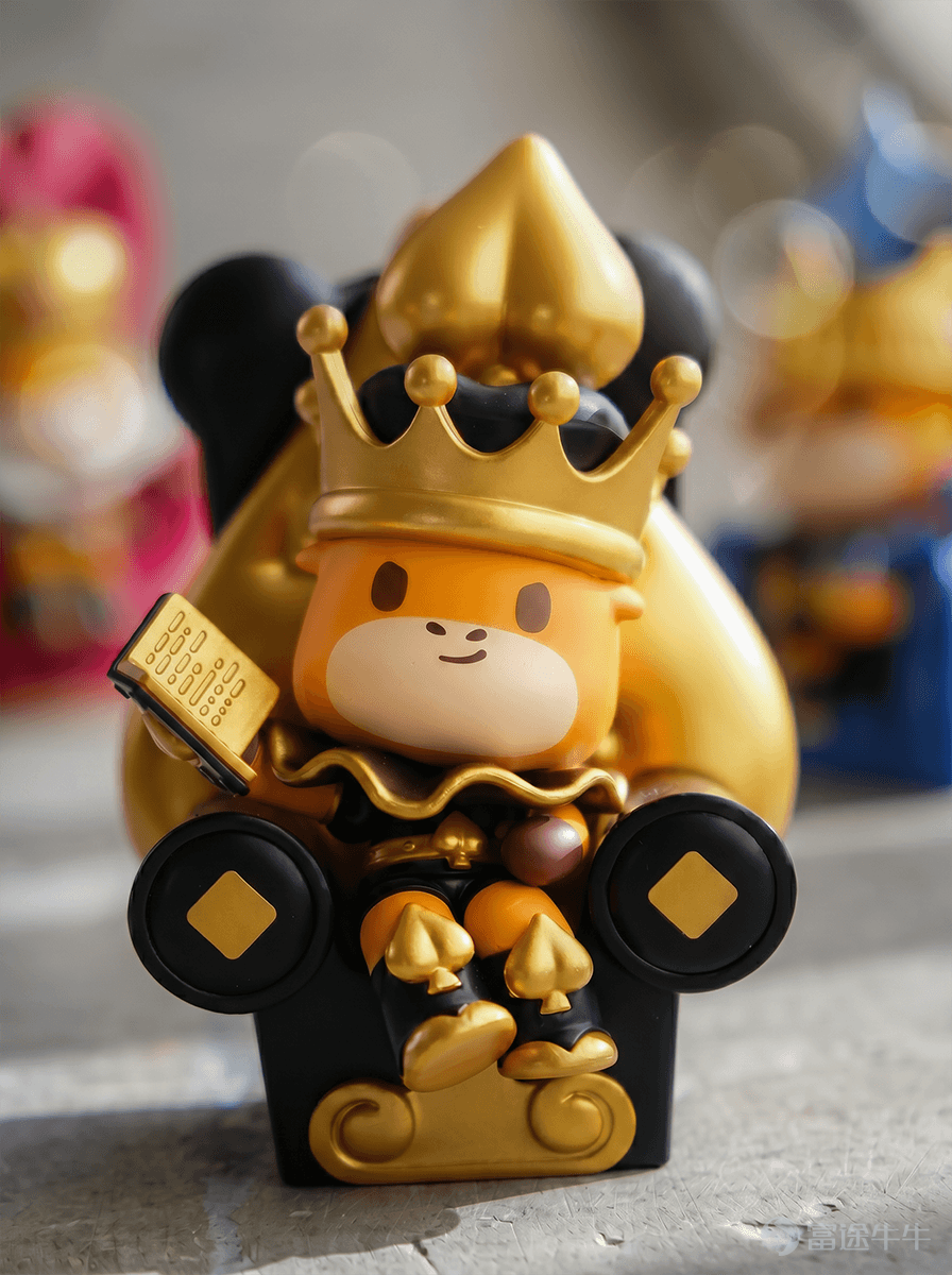 The story of the poker series continues to unfold. The Diamond Knight moves forward steadily with us, while the Heart Queen reminds us how to coexist with emotions; And this time, the character making an appearance ♠️ wants to tell you:Above the fluctuations, order is the true power. A key character in the poker series – King of Spadeshas officially appeared💥！ ♠️ King of Spades, crowned with majesty At the card table, spades always stand at the top,It is a position reserved only for the "king." He is not the person who plays the most hands, but rather someone who has seen every kind of card and still plays at his own pace. In the poker kingdom, the Ace of Spades represents the two hardest things for investors to maintain:Discipline and Order。 Every player who has weathered bull and bear cycles will be a knight personally anointed by him. Want to take a closer look at this new character?[Smart]Let me show you~ Sneak peek at the new product 📷 👑Spade Crown The dignified crown symbolizes ultimate decision-making power at the poker table; every crucial move is a choice made after multiple simulations. 📖Book of Knowledge The thick book in hand contains trading strategies and risk logic, reminding you to face volatility with method and rhythm. 🤴Exclusive Throne The sharp lines and high-backed chair create a clear boundary, forming an exclusive space for the King of Spades. He will become the guardian on your desk,[Thinking Face]accompanying you to remain calm and rational in every investment decision. Can't wait to bring the King of Spades home?The opportunity is right before your eyes 👇 🎁Ongoing福利活动 (Welfare Campaign) Following the release of the previous poker card series, many users have asked how they can obtain it...