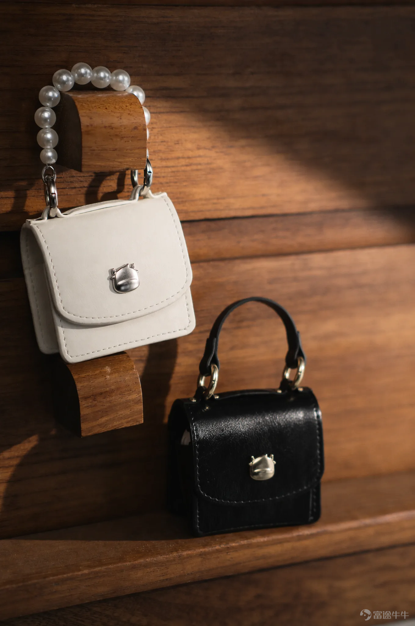 Futufamily has launched numerous essential travel accessories, offering fellow investors simple yet practical companions for everyday use. This time, we bring youan all-new “Love & Gifts” collection, upgraded in details and quality;[Blowing Kisses]Each piece is both a reward for yourself and a thoughtful gesture for those around you. 🤍🖤 Love & Gifts Amid the fast-paced routine of investing, we often forget to pause gently—for ourselves and for our loved ones. Thus, the “Love & Gifts” collection was born. Earphone case, series card holder, and a playful keychain—all everyday essentials you’ll definitely use before heading out. Packing, organizing, and setting off—actions repeated countless times, so familiar they’re almost unnoticed; all we aim to do is quietly embed a thoughtful touch into them. Take Niu Niu with you and travel in style ✨ Curious what they look like? Come take a closer look! [Earphone Case] Designed as a mini handbag—you can easily lift the flap to access your earphones, no more digging through your bag. White paired with a pearl chain, black with a leather strap, each offering a distinct texture and style. Adorned with a small bull-head metal charm, it’s not only practical for storage but also the perfect subtle accessory to carry with you. 【Sentiment Keychain and Matching Card Holder Series】 Gift Bull:Black leather strap with gold hardware, presented in a blue bow gift box—like that ever-present companion who speaks little but is always there. Envelope Bull:White leather strap with silver hardware, one...