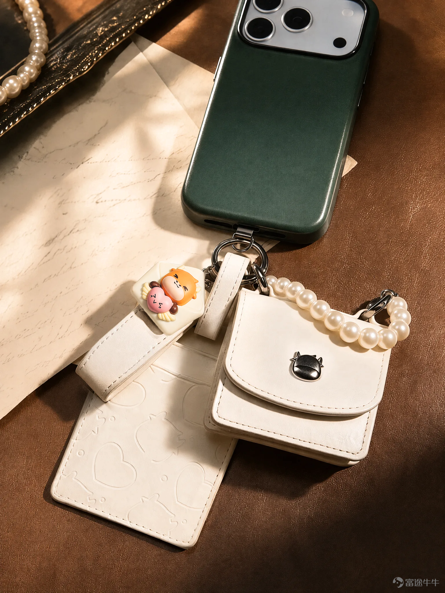Futufamily has launched numerous essential travel accessories, offering fellow investors simple yet practical companions for everyday use. This time, we bring youan all-new “Love & Gifts” collection, upgraded in details and quality;[Blowing Kisses]Each piece is both a reward for yourself and a thoughtful gesture for those around you. 🤍🖤 Love & Gifts Amid the fast-paced routine of investing, we often forget to pause gently—for ourselves and for our loved ones. Thus, the “Love & Gifts” collection was born. Earphone case, series card holder, and a playful keychain—all everyday essentials you’ll definitely use before heading out. Packing, organizing, and setting off—actions repeated countless times, so familiar they’re almost unnoticed; all we aim to do is quietly embed a thoughtful touch into them. Take Niu Niu with you and travel in style ✨ Curious what they look like? Come take a closer look! [Earphone Case] Designed as a mini handbag—you can easily lift the flap to access your earphones, no more digging through your bag. White paired with a pearl chain, black with a leather strap, each offering a distinct texture and style. Adorned with a small bull-head metal charm, it’s not only practical for storage but also the perfect subtle accessory to carry with you. 【Sentiment Keychain and Matching Card Holder Series】 Gift Bull:Black leather strap with gold hardware, presented in a blue bow gift box—like that ever-present companion who speaks little but is always there. Envelope Bull:White leather strap with silver hardware, one...