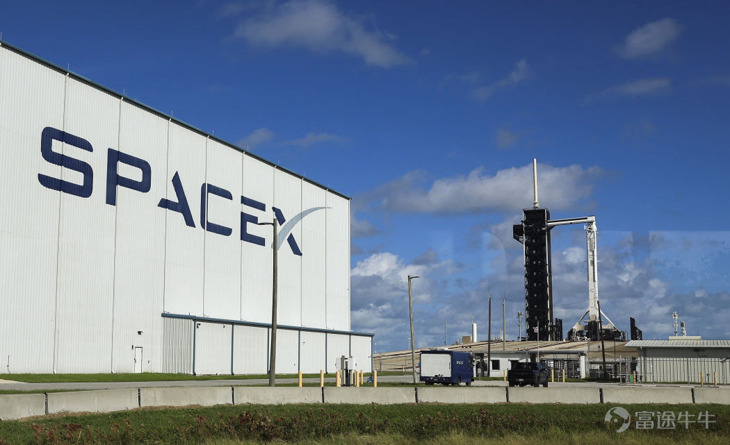 $SpaceX (SPCX.US)$ 於8月4日盤後公布上市後首份季度業績——核心財務指標全面超預期。股價盤後先漲逾1%，隨後反轉倒跌。截止發稿時間，SpaceX股價報$116，較前一交易日收盤價跌超7%。 核心財務數據解讀 2026 Q2的成績單，幾乎每一項都好過市場的預估：總營收達到$78.14億，較去年同期翻近一倍（+92%），超出彭博共識預期約13%；調整後息稅折舊攤銷前利潤（EBITDA）$35億，較去年同期大幅增長192%，超出市場預期75%；淨虧損$5.41億，較上年同期的$10億收窄將近一半。資本支出約$184億，符合市場預期，其中$158億投入於AI算力基礎設施建設。 從三大業務板塊看，收入均高於市場預估。衛星互聯業務（Starlink）是目前唯一貢獻穩定利潤的板塊，本季收入$42.91億，運營利潤達$16.6億，是整個公司現金流的支柱。AI業務本季收入$25.61億，但仍處於投入期，運營虧損$12.6億。航天發射業務收入$9.62億，同樣處於建設投入階段，運營虧損$5.42億。整體結構清晰：Starlink在賺錢，...