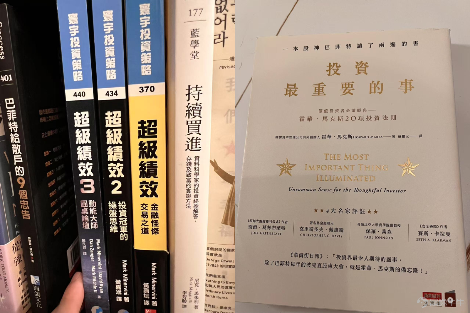 如何在經歷巨額虧損後實現華麗轉身，將29萬本金蛻變為730萬利潤？如何避免追高殺低，擺脫FOMO心理？如何發掘潛力十倍股？ 本期牛友故事我們邀請到成功實現「逆襲」的中長線趨勢交易牛友@Sam Lam (森林）（以下簡稱Sam），分享他涅槃重生的投資心路與實戰選股秘笈！ 溫馨提示：本文內容較長，建議讚好收藏再細讀，文末留言互動有驚喜[求LIKE] 一、血淚教訓：70萬學費後的涅槃重生 Q：Sam，可以分享一下從虧損到盈利的心路歷程嗎？ Sam：我是2019年開始接觸股市的，頭幾年基本在「交學費」，損失不小。起初迷戀玩牛熊證、高追細價股。後來遇到大跌，跌到谷底時我恐慌性清倉了所有股票，沒想到市場立刻反彈。我又轉炒 $標普500波動率指數 (.VIX.US)$ ，結果最多虧損了70萬港元，那時真的做什麼都提不起勁，想離開股市，消沉了好幾個月。 轉折點出現在我開始認真做交易筆記。我把每筆交易都記錄下來，深刻反思哪裡做得好、哪裡做錯了。最大的發現是心態問題：受FOMO驅使，我總在追高殺低！像很多新手一樣，股價上升時就害怕會跌而急於賣出，下...